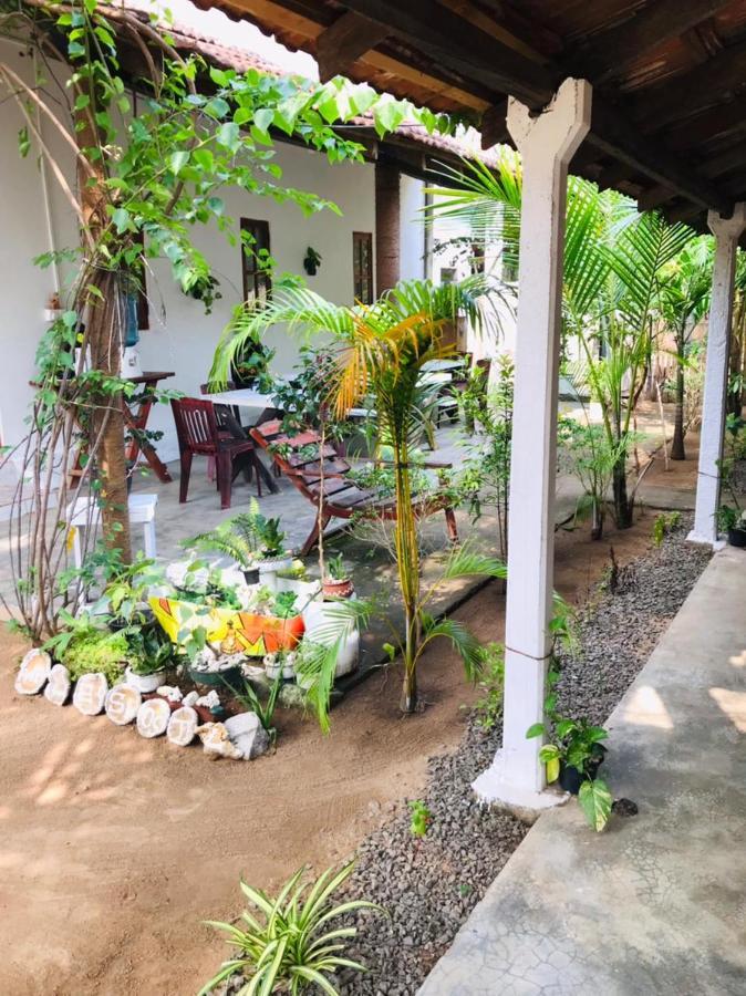 Walkers Hostel Trincomalee Exterior photo